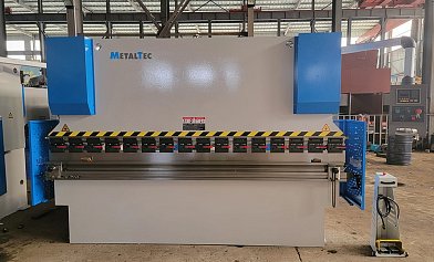 Фото 25 - MetalTec HBM 125/3200M (Е22, ручная компенсация прогиба, инвертор заднего упора) листогибочный гидравлический пресс.